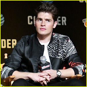 Gregg Sulkin Shows Off His Cool Style at New York Comic Con 2017