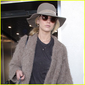 Jennifer Lawrence Arrives at LAX with Her Dog In Tow