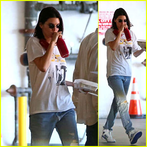 Kendall Jenner Squeezes in a Smoothie Break in LA!