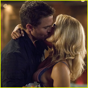 Oliver & Felicity Share Sweet Kiss in Tonight's 'Arrow' Episode