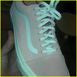 What Color Are These Shoes? Twitter Debates Over Pink/White Or Gray/Mint