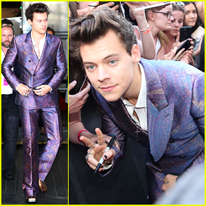 Harry Styles Wears Purple Suit & Black Nail Polish to Aria Awards 2017