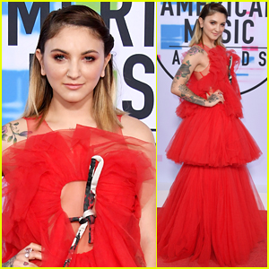 New Artist of the Year Nomiee Julia Michaels Arrives at the AMAs 2017!