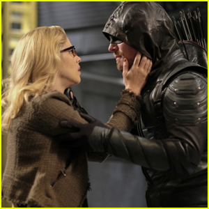 Felicity & Oliver Share a Sweet Moment in 'Crisis on Earth-X' Final Episode