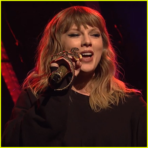 Taylor Swift Has a Cool New Accessory - a Snake Microphone!