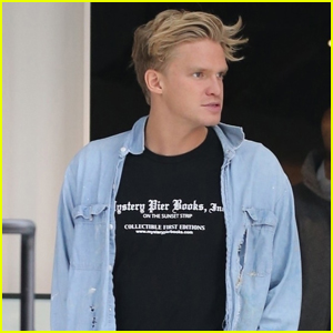 Cody Simpson Does Some Last Minute Holiday Shopping!