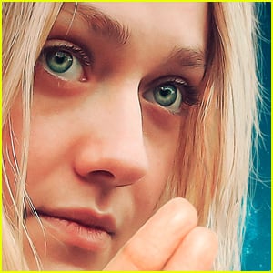 Dakota Fanning Runs Away to Deliver a Script in 'Please Stand By' Trailer - Watch!