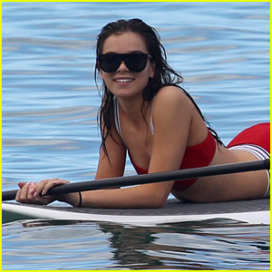 Hailee Steinfeld Hits the Beach to Go Paddle Boarding for Christmas!