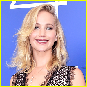 Jennifer Lawrence Brings Christmas Cheer to a Children's Hospital!