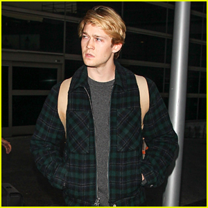 Joe Alwyn Arrives in the States After the Holidays!