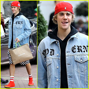 Justin Bieber is All Smiles While Getting His Christmas Shopping Done