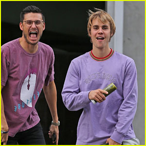 Justin Bieber Strikes a Pose While Grabbing Lunch With His Church's Preacher!