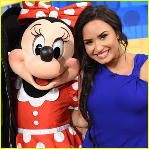 Demi Lovato Is Providing Free Therapy For Her Fans on Tour!