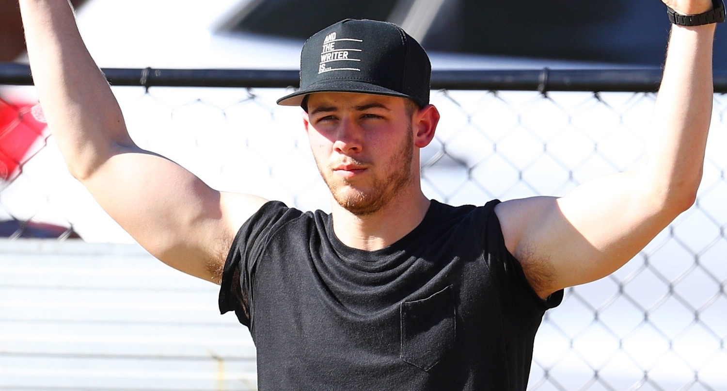 Nick Jonas Shows Off Massive Biceps in Australia! | Joe Jonas, Nick