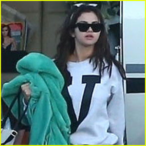 Selena Gomez Shows Off Her Cute & Casual Airport Style!
