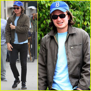 Joe Keery Grabs Lunch in Beverly Hills With Friends!