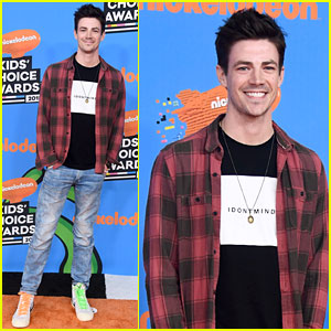 Nominee Grant Gustin Flashes a Grin at Kids' Choice Awards 2018!