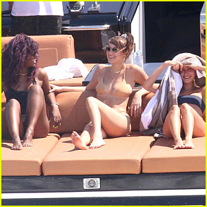 Hailey Baldwin, Bella Hadid & Justine Skye Spend The Day On The Water