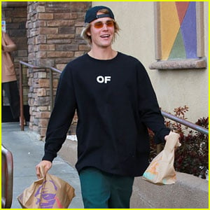 Justin Bieber Picks Up Lunch from Taco Bell!