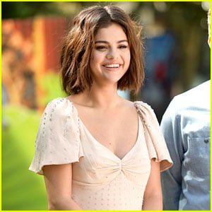 Selena Gomez Gushes About 'I Feel Pretty' During Epic Movie Night (Video)