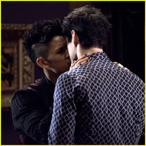 Will Magnus & Alec Actually Move In Together on 'Shadowhunters' Tonight?