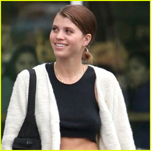 Sofia Richie is All Smiles on Grocery Trip!