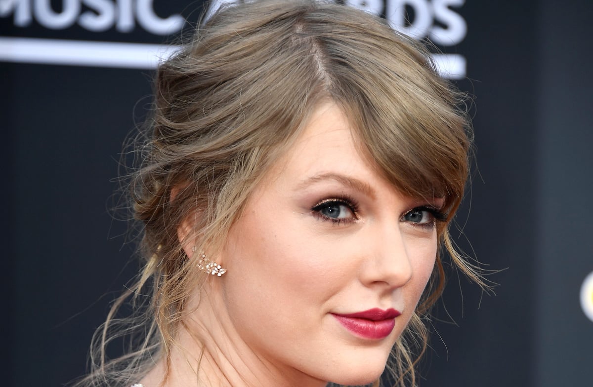 Taylor Swift Makes Surprise Appearance at Billboard Music Awards 2018!