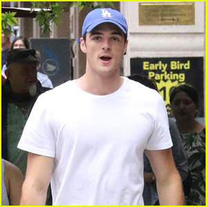 Jacob Elordi Checks Out Vancouver With His Mom During Downtime From '2 Hearts' Filming