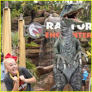 JoJo Siwa Escapes Raptor Encounter at Universal Studios Hollywood