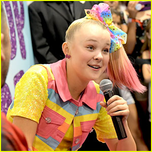 JoJo Siwa Keeps It Colorful While Hanging With Fans at VidCon 2018!