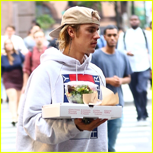 Justin Bieber Goes on a Pizza Run in NYC!