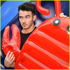 Kevin Jonas Goofs Around While Picking Out His Father's Day Gift!