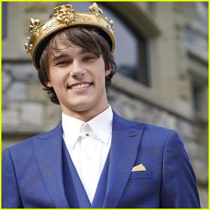 Mitchell Hope Is So Handsome In His Crown as King Ben For 'Descendants 3'!