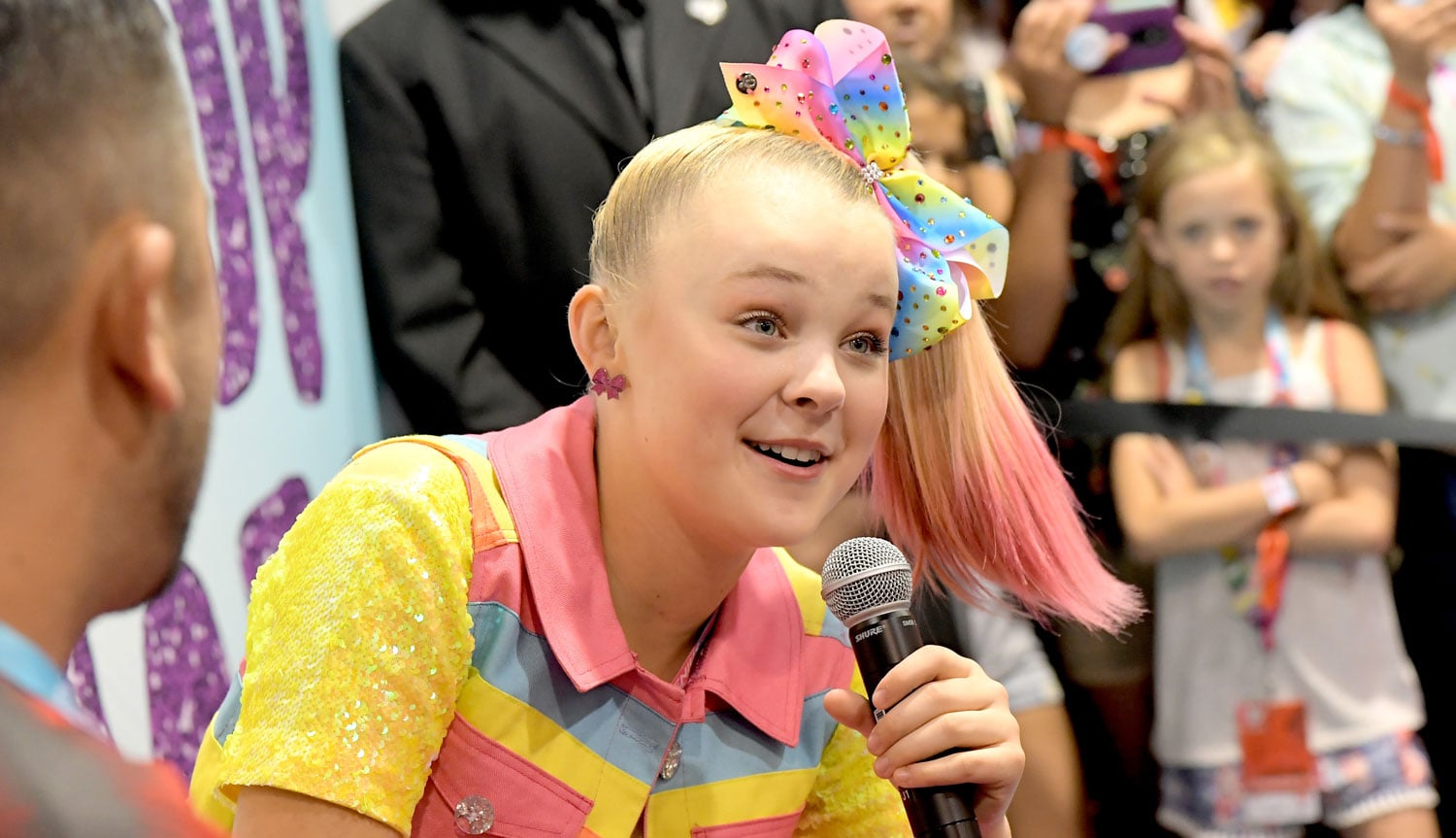 JoJo Siwa Keeps It Colorful While Hanging With Fans at VidCon 2018!