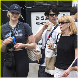 Joe Jonas & Sophie Turner Take Their Moms to Lunch in NYC!