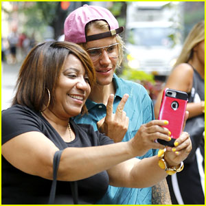 Justin Bieber Snaps a Fan Selfie While Leaving His NYC Hotel