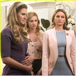 Mädchen Amick Keeps Her 'Riverdale' Tradition Going - See What It Is Here!