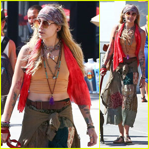 Paris Jackson Spends the Day at Venice Beach With Her Friends!