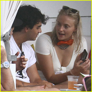 Joe Jonas & Sophie Turner Grab Lunch by the Beach in Miami