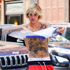 Justin Bieber Takes Off His Shirt on the Streets of NYC!