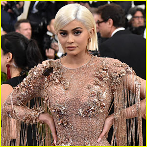 Kylie Jenner Celebrates 21st Birthday by Helping Out a Good Cause!