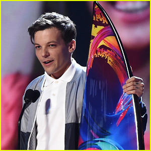 Louis Tomlinson Accepts Surfboard for Choice Male Artist at Teen Choice Awards 2018!