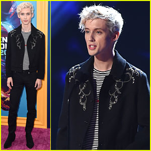 Troye Sivan Presents Award to 'Love, Simon' at Teen Choice Awards 2018