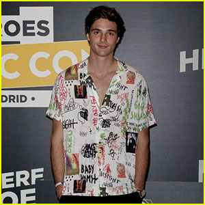 Jacob Elordi Greets Fans at 'Heroes ComicCon' in Spain