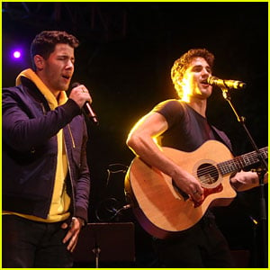 Nick Jonas & Darren Criss Do a Surprise Duet Together During Elsie Fest 2018!