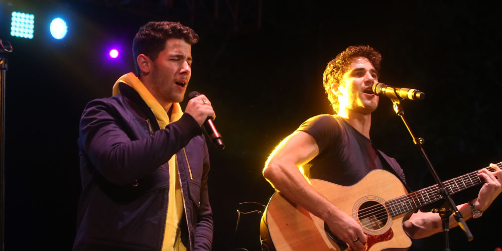 Nick Jonas & Darren Criss Do a Surprise Duet Together During Elsie Fest 2018!
