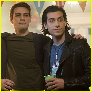 Archie & Joaquin Share a Kiss in Next 'Riverdale' Episode!