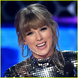 Taylor Swift Joins Universal Music Group, Writes Note to Her Fans!