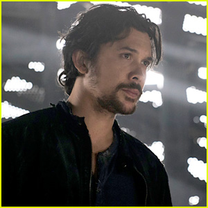 Here's Why You'll See Bellamy Sitting on 'The 100' More in Season 6