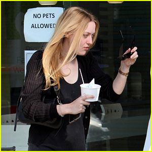 Dakota Fanning Spends Time With Her Mom During Break From Filming New Movie